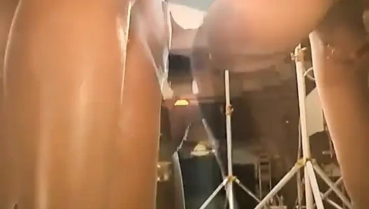 Cewek semok kulit hitam dengan toket besar alami dientot di ruangan casting