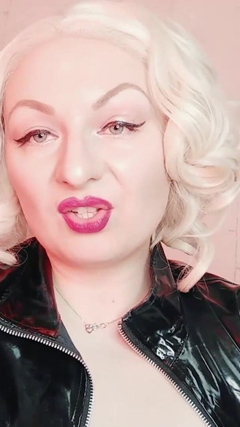 Detik penting dari "arahan melancap femdom kasar dalam kot PVC - lucah fetish - Puan Arya Grander"