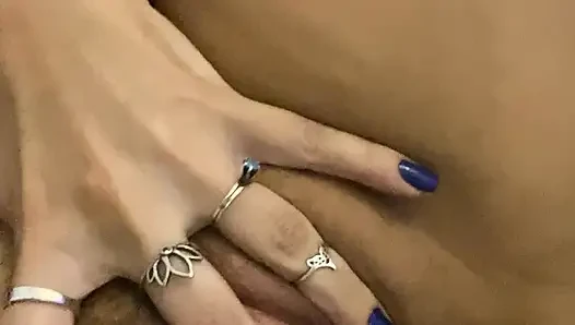 Seni de boşalman için azdırırken büyük amına dokunmayı seviyor.