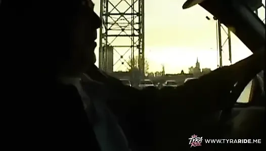 Брюнетка с татуировками делает минет на заднем сиське в машине