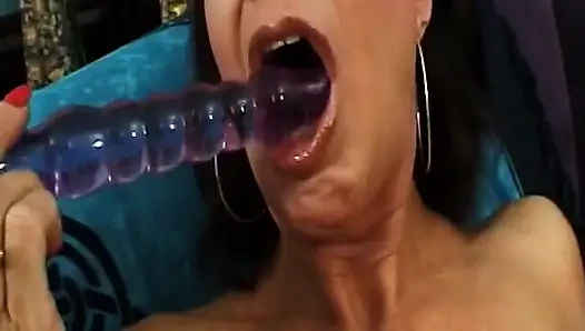 Büyük memeli orta yaşlı seksi kadın kıllı amcığı iç çamaşırlı ıslak parmaklıyor