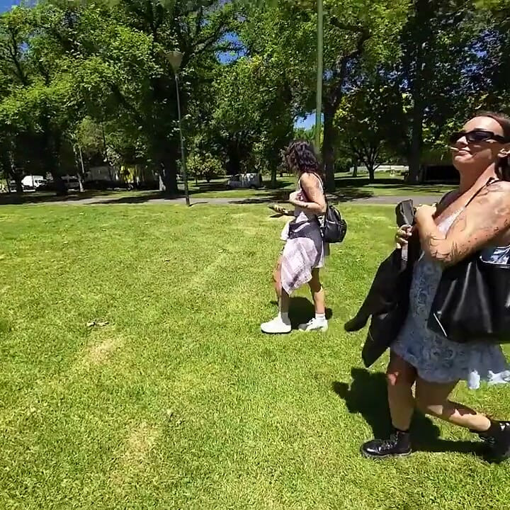 Duas putas australianas pegas e fodidas no banheiro