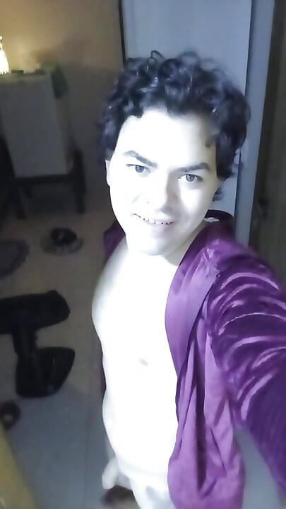 cansado de procurar sua esposa dos sonhos, ele se torna sua própria esposa