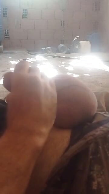 Handjob under the sun at the construction site