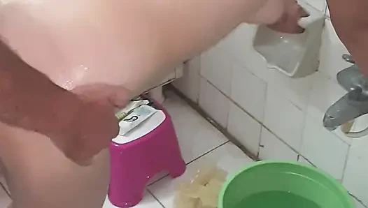 Pria tua berhubungan seks dengan kekasih mudanya di kamar mandi.