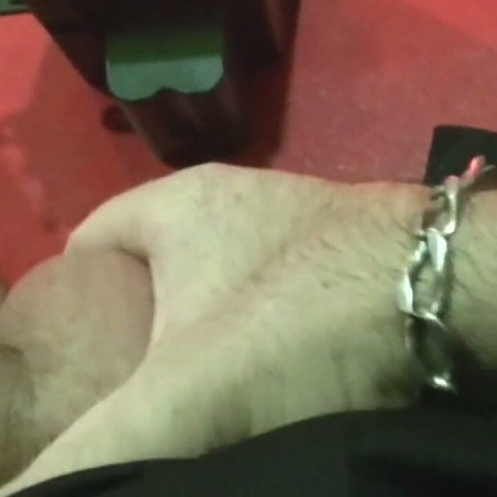 Homo rauw geneukt in Backoom in het openbare cruisen