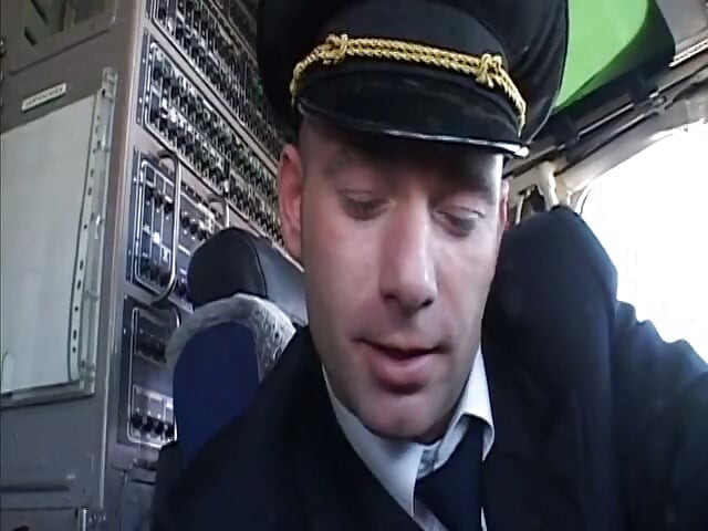 Randy pilot acaricia sexy morena en la cabina