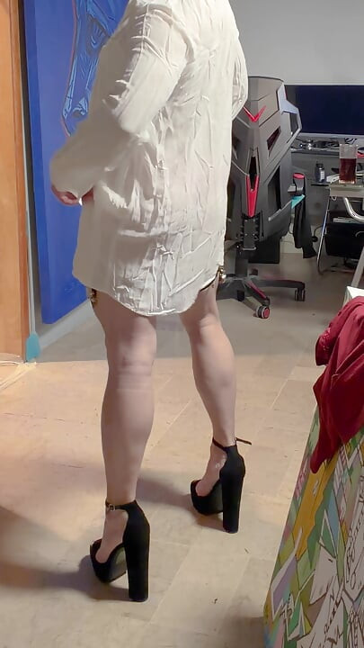 Man Dresses Up In Heels And Dress And Everyone Is Surprised