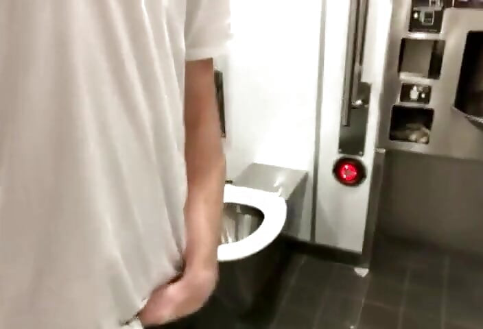 配信開始時刻 02/11/2021 08:59 pm Live in a Bathroom