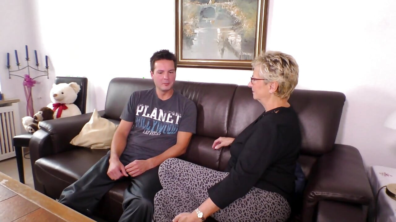 可爱的金发奶奶与她的年轻男人性交