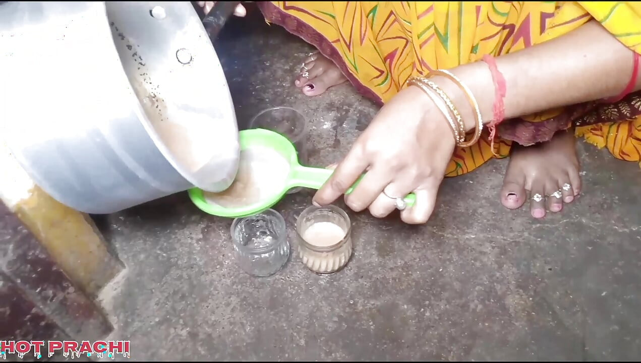 Prachi Apne dudh ka chai banake sasur ji ko piladiya