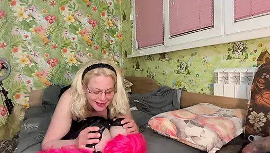 Cum on the tranny and wet my pantyhose and all around