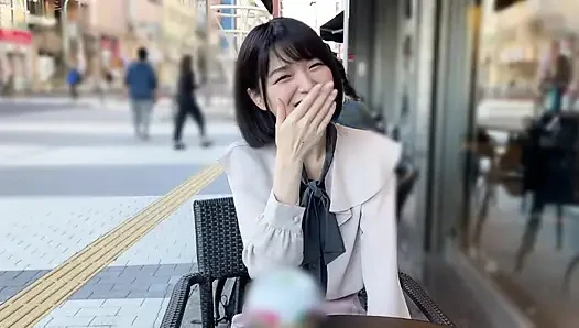 A118F01 A classic idol-level small face and a cheerful smile with a natural girl in a private shoot at a love hotel! A cute smile and a facial finish!