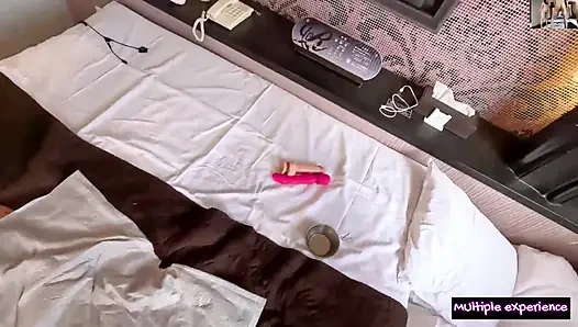 Wanita menikah masokistik yang kewalahan oleh sensasi intens bereaksi dalam satu adegan