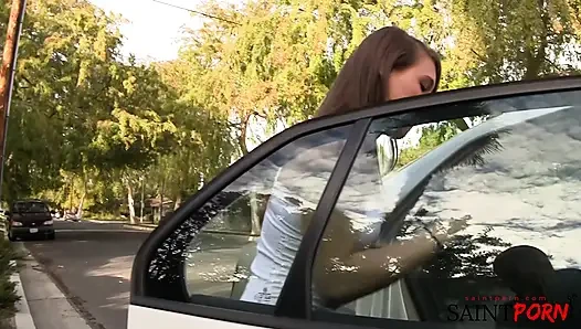 Ehefrau und Babysitter teilen den schwanz des ehemanns