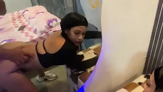 Ücret için geldi ve ben de ona ödeme yapabilmek için götünü verdim