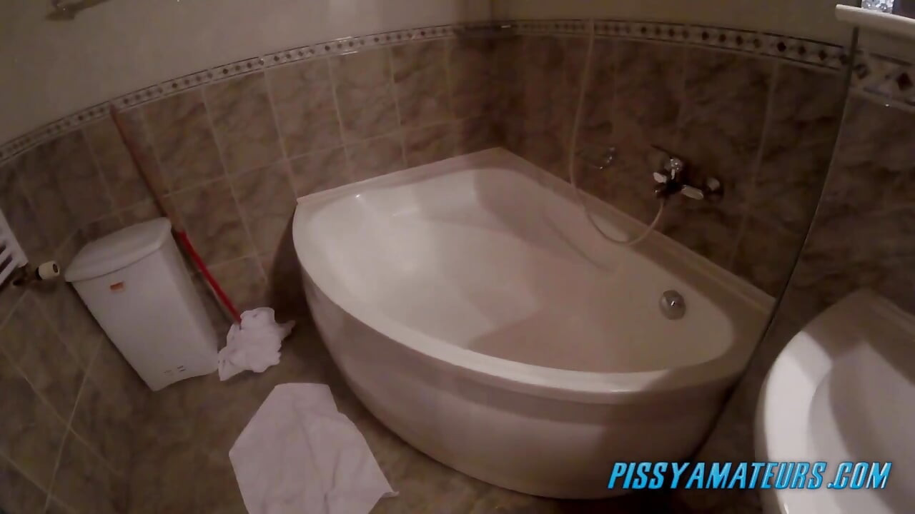 Hot girl pissing in the bath