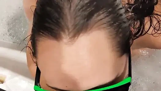 Настоящая замужняя милфа отсосала и подрочила мне, пока ее муж был на работе. Я действительно хочу трахнуть ее