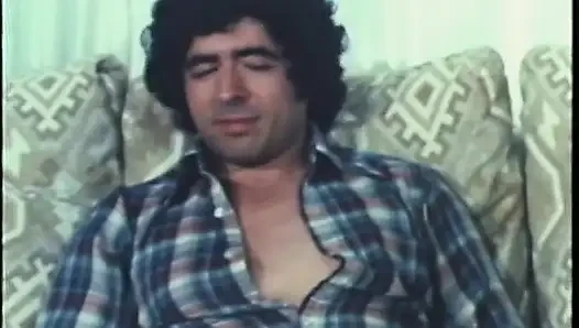 Винтажный порно тройничок со шлюшкой, которую шпилят и наполняют сливками два мужика
