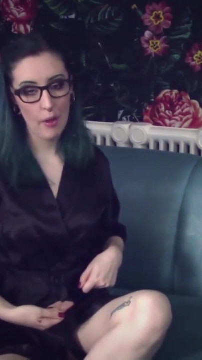 Moment cheie din "Tachinarea Sarcinilor sclavului - partea 1 - Striptease cu dominare feminină al domnișoarei Faith Rae cu instrucțiuni anale, instrucțiuni de CBT"