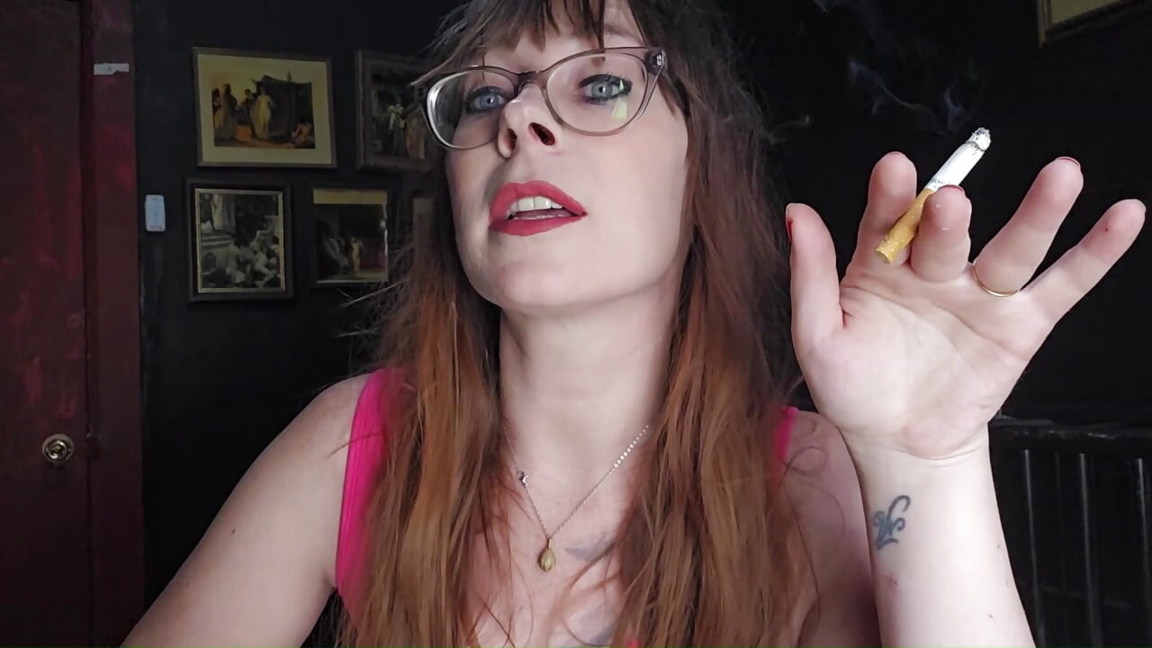 Doamna Thrope fumează și vibratorul care fumează în gură