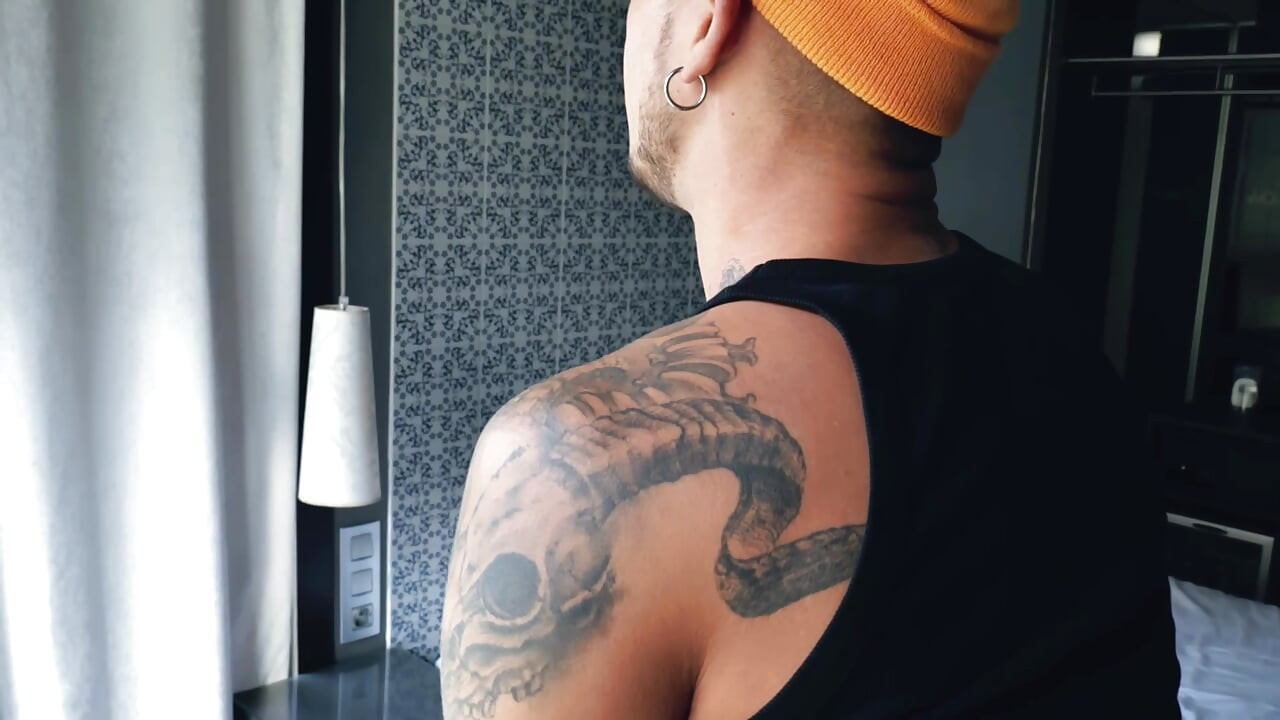 阿克塞尔二号：克里斯蒂安跪下