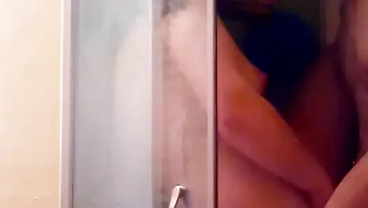 Duşta gerçek ev yapımı seks