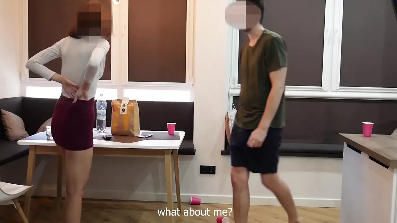 与朋友分享。她需要两个鸡巴的一部分