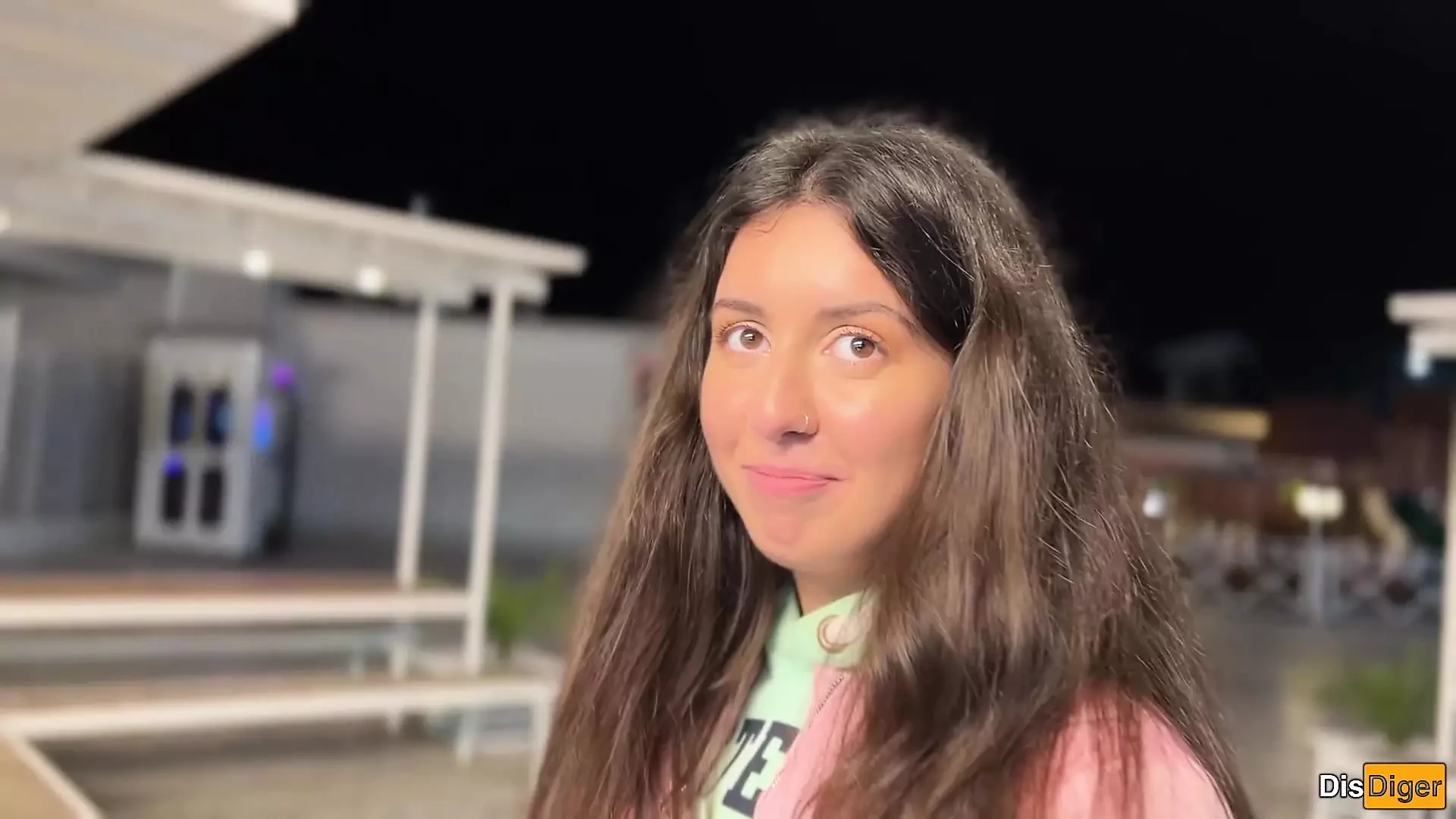 Recogida pública: un chico atrevido persuadió a una chica para que tener relaciones sexuales