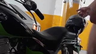 Masturbandome en la moto de Manuel