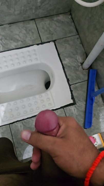 Dick play with rubbing and peeing at the same time