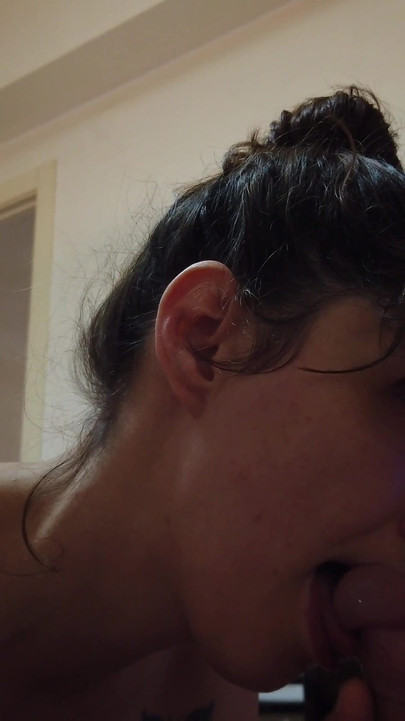 Cowok ini lagi asik nyepong kontol sampai lidahnya dientot habis-habisan - pov