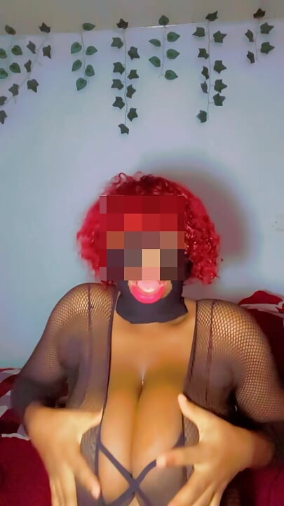 Gravidă sexy într-un dans erotic în timp ce își mângâie sânii