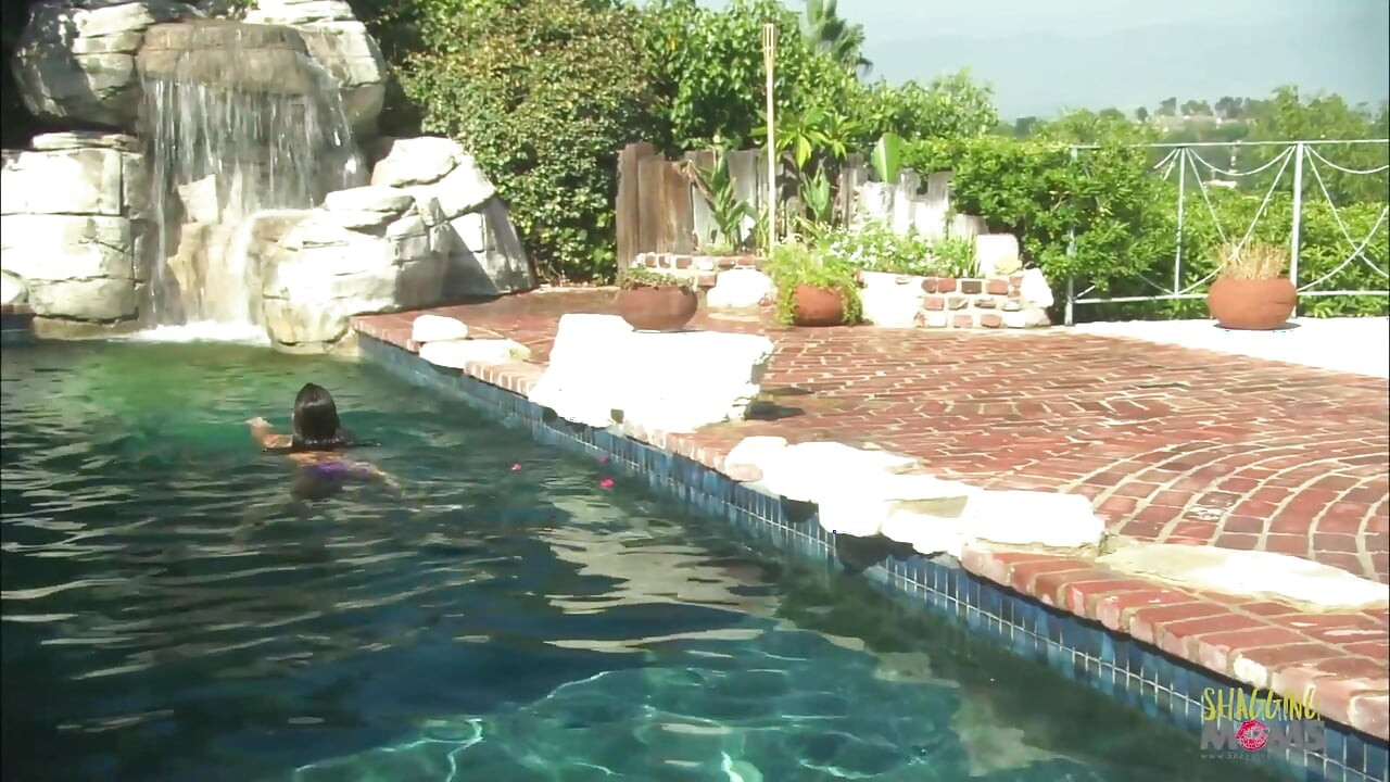 Videvši svoju prelepu komšinicu kako se sunča u toplesu naterao ga je da želi da jede njenu sočnu pičku