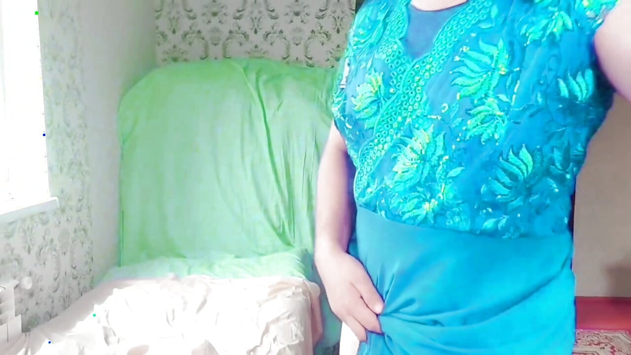 Prekrasan femboy divlje pleše pod zavodljivim neonskim svjetlima