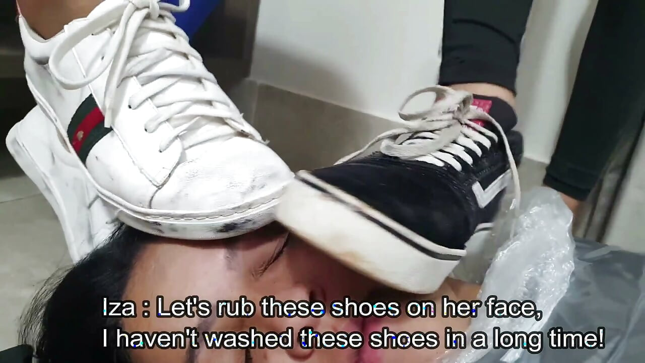 Visage piétinement et coup de pied - les pieds parfaits par les modèles hauts Izabela et Yasmin, partie 1
