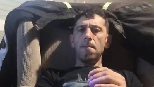 Adam kanepede mastürbasyon yapıyor