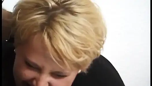 Wanita dewasa rambut pirang lagi asik muasin memeknya pakai dildo dan nyepong kontol sampai crot di mulutnya