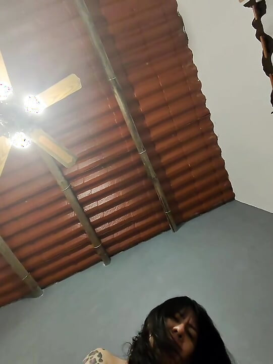 Bir partiye gittik ve Riva iç çamaşırı giymiyordu ve sonunda odalardan birine düştük