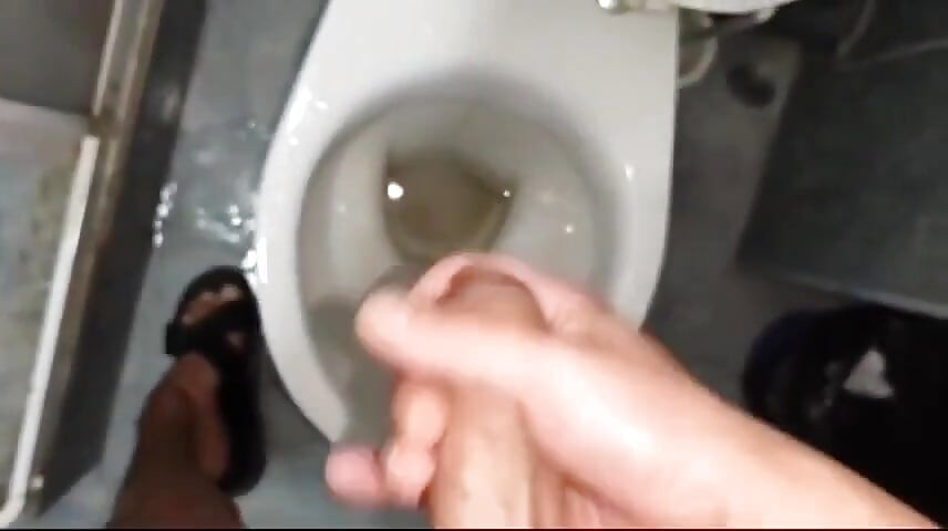 Twink se joacă cu iubitul și ejaculează în toaletă