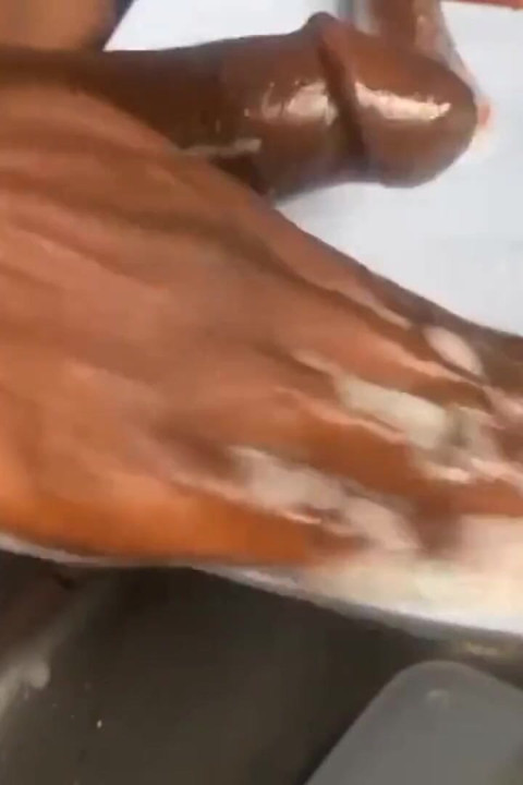 เขาล้างจานทําความสะอาดด้วยควยหวานน่ารักของเขา