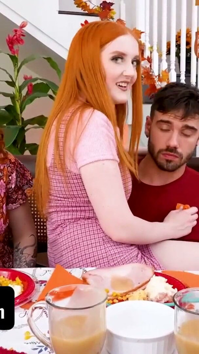 Hermanastras pelirrojas Arietta Adams y Cherry Fae se comparten al macho después del almuerzo de Acción de Gracias - FamilyStrokes | Clip 1