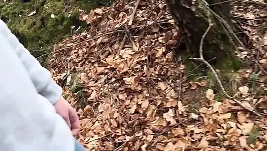 Жена-милфа в лесу в настоящем любительском видео.