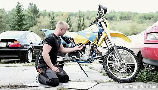 Licie fickt neben einem fahrrad