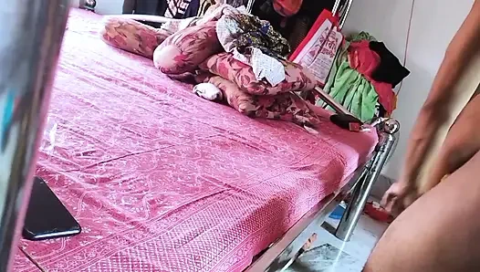 Привел подругу дези в комнату и оставил ее вверх ногами