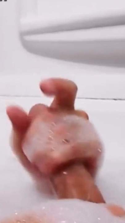 パパが大きなペニスを男の子に見せる | クリップ 1