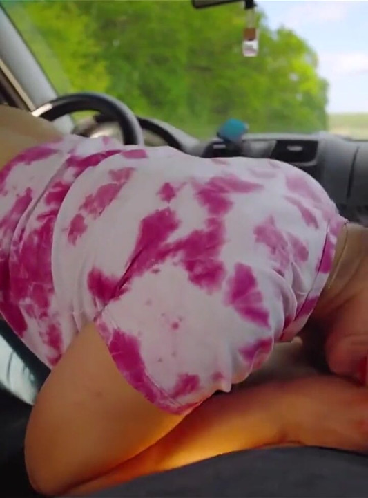 Black Lynn Loves to Suck Fat Cocks in Her Car