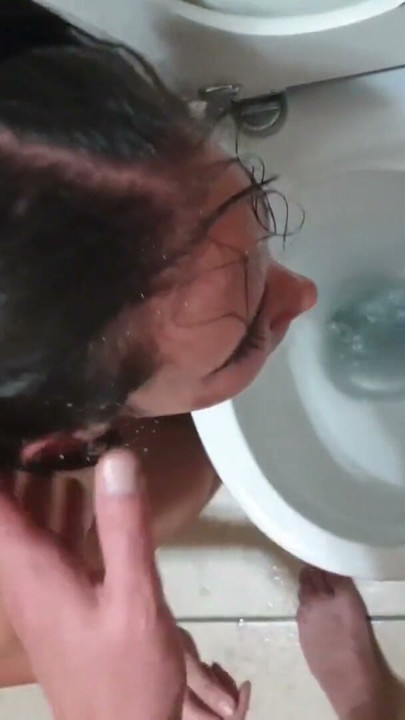 Sclavă de la toaletă, îmi suge pula după ce se enervează, se plesnește pe față și scuipă | Clip 1