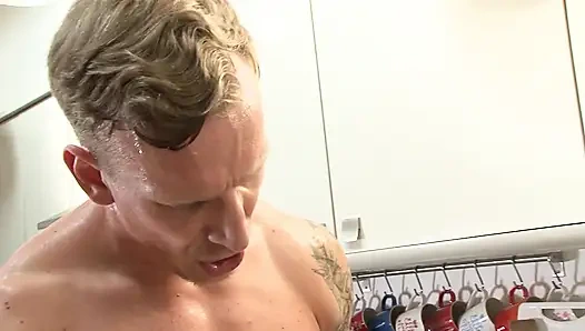 Застенчивую сводную сестру жестко трахает ее сводный братец на кухне