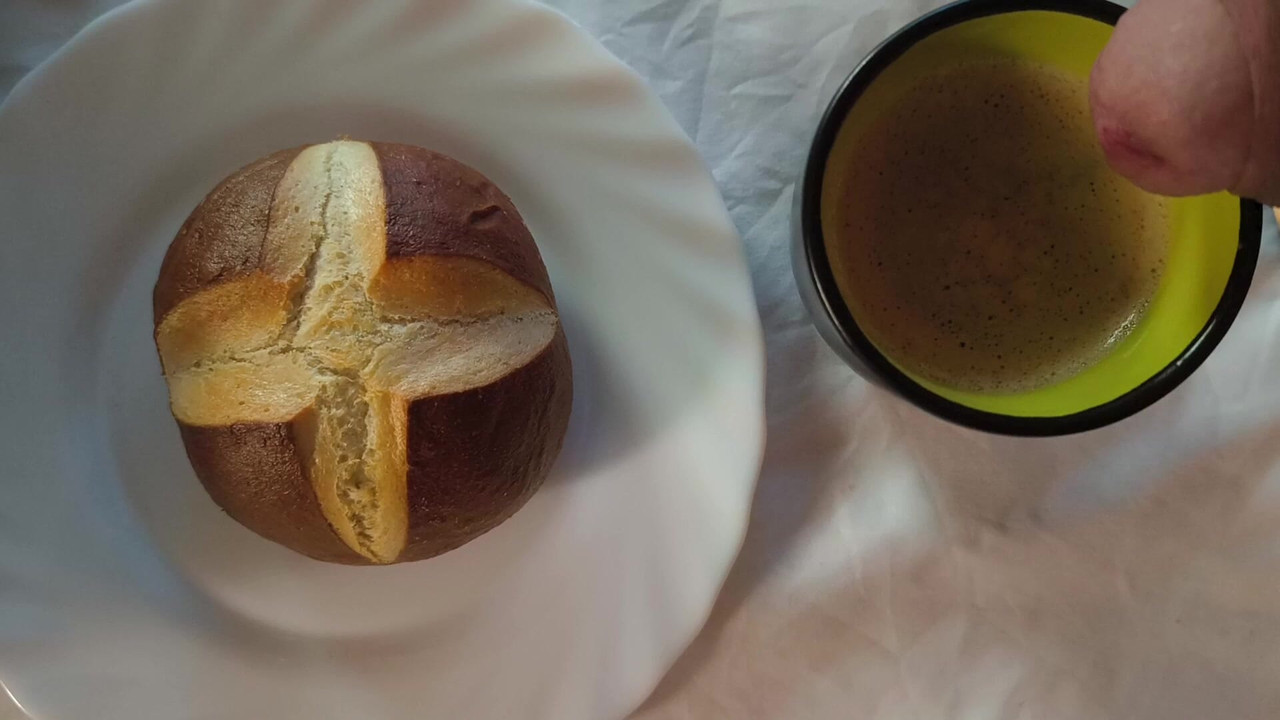 요청 대로, 나는 내 커피에 오줌을 싸고 내 롤빵도 뭔가를 가져옵니다